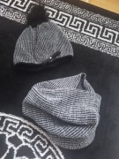 Zestaw czapka + szalokomin jodełka czarnobiała  ze srebrną  nitka
