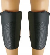 Dziecięce ochraniacze piłkarskie marki Kipsta model Essential 100 do piłki