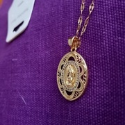 Łańcuszek z medalikiem z wizerunkiem MB z Gwadelupe w kolorze złotym. 