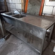 Stół gastronomiczny nierdzewny z zlewem.