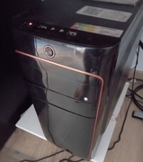 Zestaw komputer , monitor, klawiatura wraz z głośnikami i myszką.