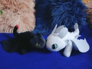 Szczerbatek i biała Furia maskotki 