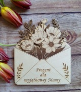 Drewniane pudełko na voucher Dzień Matki – prezent z kwiatami