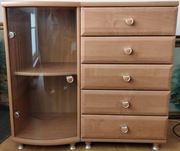 Komoda z szufladami i przeszkloną szafką