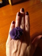 Fioletowy pierścionek kwiatek materiałowy H&M