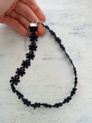 Naszyjnik choker czarny z kwiatkami regulowany 36 cm klasyczny elegancki