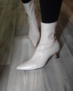 (40) Ekskluzywne, kremowe Botki wieczorowe ze złotym obcasem, NOWE 