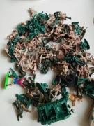 Zestaw plastikowych żołnierzyków i pojazdów wojskowych.