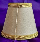 Bardzo ładny stożkowy abażur w kolorze Beżowym