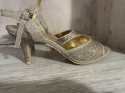 Złote sandałki na obcasie