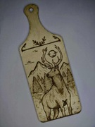 Deska dekoracyjna „Jeleń w lesie” – ręcznie wypalana