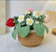 Truskawki i kwiaty. Piękna kompozycja. Dekoracja wykonana na szydełku