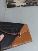 Mała torebka wizytowa w kolorze tofii z czarnym