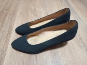 Czarne eleganckie buty na niewielkim obcasie, z "koronkowego" materiału 36