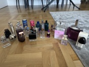 Zestaw 28 oryginalnych butelek po perfumach plus kilka kartoników i puszka 