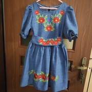 Sprzedam piękną sukienkę z haftem rozm.122-140.