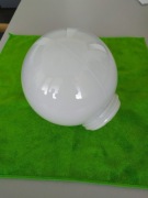 Kinkiet mleczna kula.