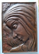 Metalowa płaskorzeźba DZIEWCZYNA