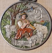 Ozdobny talerzyk z cyny sygnowany z napisem Frueling wiosna