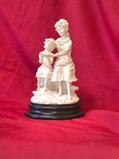 Zabytkowa figura alabastrowa – scena czytania