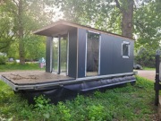 Houseboat, domek na wodzie, barka mieszkalna