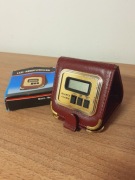 Stary kwarcowy budzik podróżny w skórzanym etui