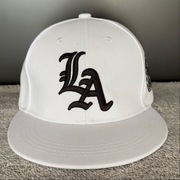 Czapka snapback – haftowane litery – biało-czarna