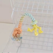 Kolorowa makaronowa piłeczka ze sznurkiem