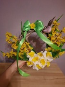 Wiosenny wianuszek na drzwi z kokardą 