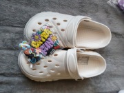 Buty typu crocs z przypinkami 6 sztuk 