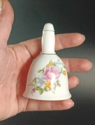 Porcelanowy dzwoneczek kwiaty vintage