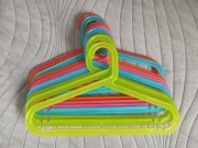 Zestaw kolorowych wieszaków dziecięcych - 10szt