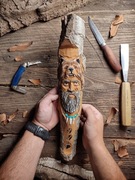 Rzeźba w drewnie człowiek gór traper zakapior drewno survival  bushcraft 