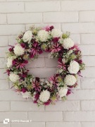 Wianek na drzwi ze sztucznych kwiatów 