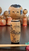 Japonska lalka kokeshi vintage ruchoma glowka pejzaz i kaligrafia 17cm