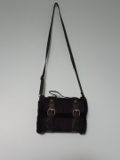 Torebka czarna listonoszka z paskami i futrkiem