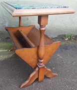 Drewniany gazetnik z kamiennym blatem