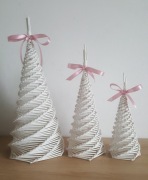 Zestaw 3 szt Białych choinek z papieru - różowe ozdoby wiklina