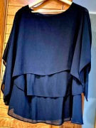 Elegancka czarna bluzka z falbankami. 54 rozmiar.