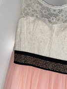 Sukienka ze zdobieniem 