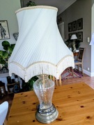 Lampa stojąca z plisowanym abażurem