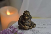szympans - odlewana figurka z brązu - miniatura mosiężna