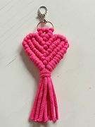 Brelok breloczek do kluczy serce różowe zawieszka makrama