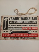 Zawieszka z drewna na sznurku Zasady Warsztatu 20x12,5 cm