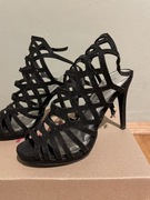 Ażurowe czarno-błyszczące sandałki na obcasie - szpilki