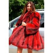 czerwone .efektowne sztuczne futro