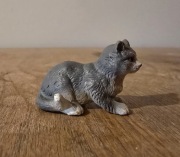 Schleich leżący kot figurka model wycofany z 2004 r.