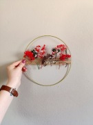 Minimalistyczny wianek z suszonych kwiatów na drzwi welcome Ethereal Circle