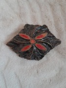 Broszka drewniana kwiat – ręcznie rzeźbiona – vintage PRL – folk