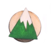 Pin, przypinka z drewna Góra Mountain